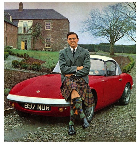 Jim en kilt traditionnel devant sa Lotus à Edington Mains